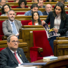 La polèmica pels llaços va centrar la sessió del Parlament d’ahir. A la imatge, Arrimadas en trenca un.