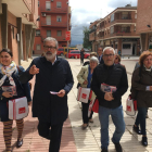 Larrosa, acompañado de miembros de su candidatura, durante su visita al barrio del Secà de Sant Pere. 