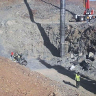Imatge dels equips de rescat a la boca del túnel excavat per rescatar Julen.