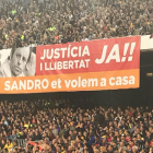 En el Camp Nou se ha recordado en varias ocasiones la situación del expresidente con pancartas.