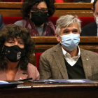 La consejera Teresa Jordà y el conseller Josep Maria Argimon, durante el pleno en el Parlament de este miércoles.