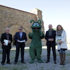 El alcalde, Àngel Ros, y el autor Fermí Capell (izquierda) presentaron ayer las novedades en Gardeny.