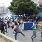 Enfrontaments entre opositors i membres de la Guàrdia Nacional Bolivariana, ahir a Caracas.