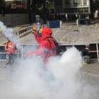 Manifestants s'enfronten a la policia bolivariana