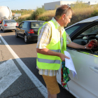 El alcalde de Bovera dando nectarinas a un conductor.