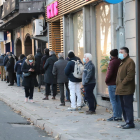 Largas colas de clientes esperando para entrar en una administración de lotería en Lleida, ayer. 
