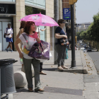 Una mujer con una sombrilla en Lleida.