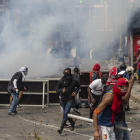 Enfrontaments als carrers de Caracas entre detractors de Maduro i les forces de seguretat.