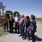 Veïns del Camí de la Mariola, al costat d’una parada del taxi a demanda a la partida.