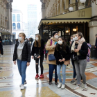 Imagen de varias turista con mascarillas en el centro de Milán. 