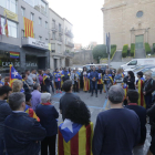 Concentración ayer por la tarde ante el ayuntamiento para expresar apoyo al alcalde, Miquel Serra.