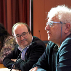 Miquel Iceta (centro) escucha al alcaldable socialista de Balaguer, Carlos García. 