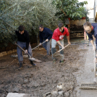 Imagen de un grupo de voluntarios limpiando ayer un jardín de una casa de Arbeca. 