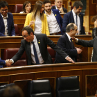 Els presos electes Jordi Turull, Jordi Sànchez i Josep Rull, saludant diversos diputats de JxCat i d'En Comú Podem, durant l'inici de la sessió de constitució del Congrés.