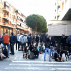 Las personas concentradas ayer frente al edificio de la calle Carrasco i Formiguera.