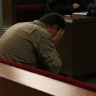 L’acusat, Joaquín Benítez, assegut ahir al banc dels acusats de l’Audiència de Barcelona.