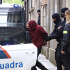 El detenido sale escoltado por los mossos.
