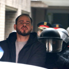 El raper Pablo Hasel conduït pels Mossos d'Esquadra al cotxe policial després de la seva detenció al Rectorat de la UdL, el 16 de febrer.