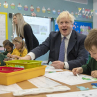 El primer ministre britànic, Boris Johnson, ahir durant una visita a una escola.