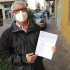 Jeroni Serra mostra la carta de l'Agència Tributària de Catalunya perquè pagui l'impost.