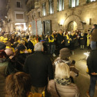 Imagen de la concentración de los ‘cantaires’ en la plaza Paeria, ayer.