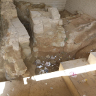 Los restos romanos del Turó de la Seu Vella se encontraban ayer repletos de desperdicios.