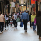 Imatge d’ahir de l’Eix Comercial de Lleida ple de compradors.