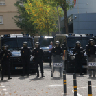 Imagen de archivo de los agentes desplegados en Lleida frente a la comisaría, en el antiguo gobierno militar.