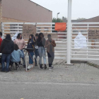 Alumnos concentrados en la puerta de la Escuela de Hostelería de Lleida esta mañana.