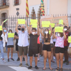 Les famílies, davant del consell comarcal del Pla.