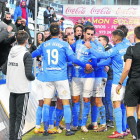 Jugadors del Lleida celebren amb l’afició un dels gols de diumenge passat contra l’Eixea.