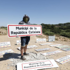 Uno de los miembros de la plataforma mostrando ayer las señales que han retirado en Lleida