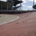 La imatge, presa ahir, mostra el gran deteriorament del paviment de la pista del velòdrom del Camp d’Esports.