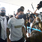 El davanter argentí Lionel Messi, a la seua arribada aquest migdia a la Terminal corporativa de l'Aeroport del Prat de Barcelona, des d'on ha partit cap a París juntament amb la seua família, per formalitzar el contracte pel club de futbol francès del París Saint Germain.
