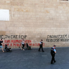 La fachada del IEI amaneció ayer con mensajes contra los partidos independentistas, coincidiendo con la celebración de la Diada. 