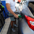 Un home es proveeix en una gasolinera.