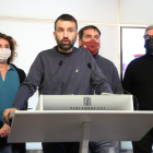 El diputado de la CUP y secretario tercero de la Mesa, Pau Juvillà, en rueda de prensa acompañado de diputados de su grupo.