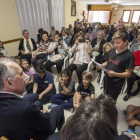 Escolars de Sanaüja van recitar davant de Joan Margarit els poemes del concurs dedicat en honor seu.