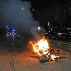 Una moto de la Guardia Urbana de Lleida quemada en los disturbios.