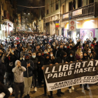 Más de 2.000 personas se manifestaron ayer por la tarde en la ciudad de Lleida para pedir la libertad de Pablo Hasél. 