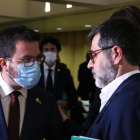 El vicepresidente del Govern y candidato de ERC, Pere Aragonès, con el secretario general de JxCat, Jordi Sànchez, después de la comparecencia del segundo el 23 de marzo.