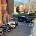 Els mossos van tallar el carrer per registrar el pis del pistoler.