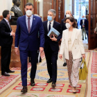 El president del Govern espanyol, Pedro Sánchez, acompanyat de la vicepresidenta primera, Carmen Calvo i el ministre de l'Interior, Fernando Grande Marlaska, a la seua arribada a la sessió de control d'aquest dimecres al Congrés.