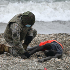 Algunos inmigrantes llegan exhaustos a la arena.
