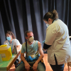 Terceras dosis en Alcarràs  -  El departamento de Salud habilitó ayer un punto de vacunación temporal en el Centre Major d’Alcarràs para administrar la tercera dosis a trabajadores agroalimentarios del Baix Segre y de otros municipios del Seg ...
