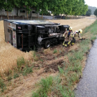Imagen del camión volcado ayer en la carretera L-313 en Oliola. 