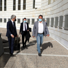 El alcalde de Almacelles, Josep Ibarz (derecha), entrando ayer en los juzgados de Lleida.