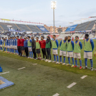 Los jugadores del Lleida, suplentes y cuerpo técnico protestaron así durante el primer minuto de juego.