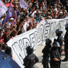 Centenars d'independentistes protesten contra la visita de Pedro Sánchez a un Liceu 'blindat' pels Mossos