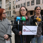 la cap de llista del Comú de Lleida a les municipals del 2023, Laura Bergés, amb els regidors de la formació a la Paeria, Elena Ferre i Sergi Talamonte, davant dels jutjats de Lleida.